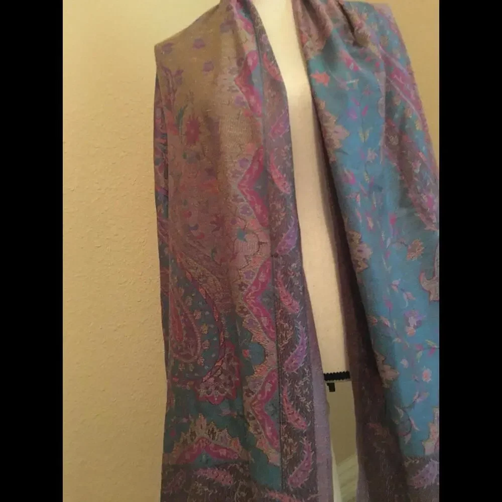 🥻Pretty Vintage Fringed scarf 100% Acrylic